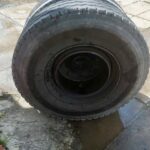 Bánh ôtô đ/ầ:u kéo văng trúng người phụ nữ